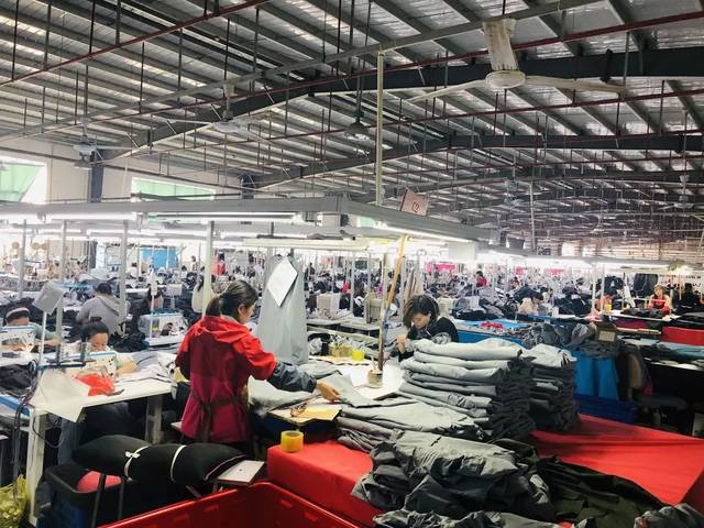 王進軍一行赴江蘇調研紡織服裝產(chǎn)業(yè)園區(qū)及鞋帽零售發(fā)展新態(tài)勢